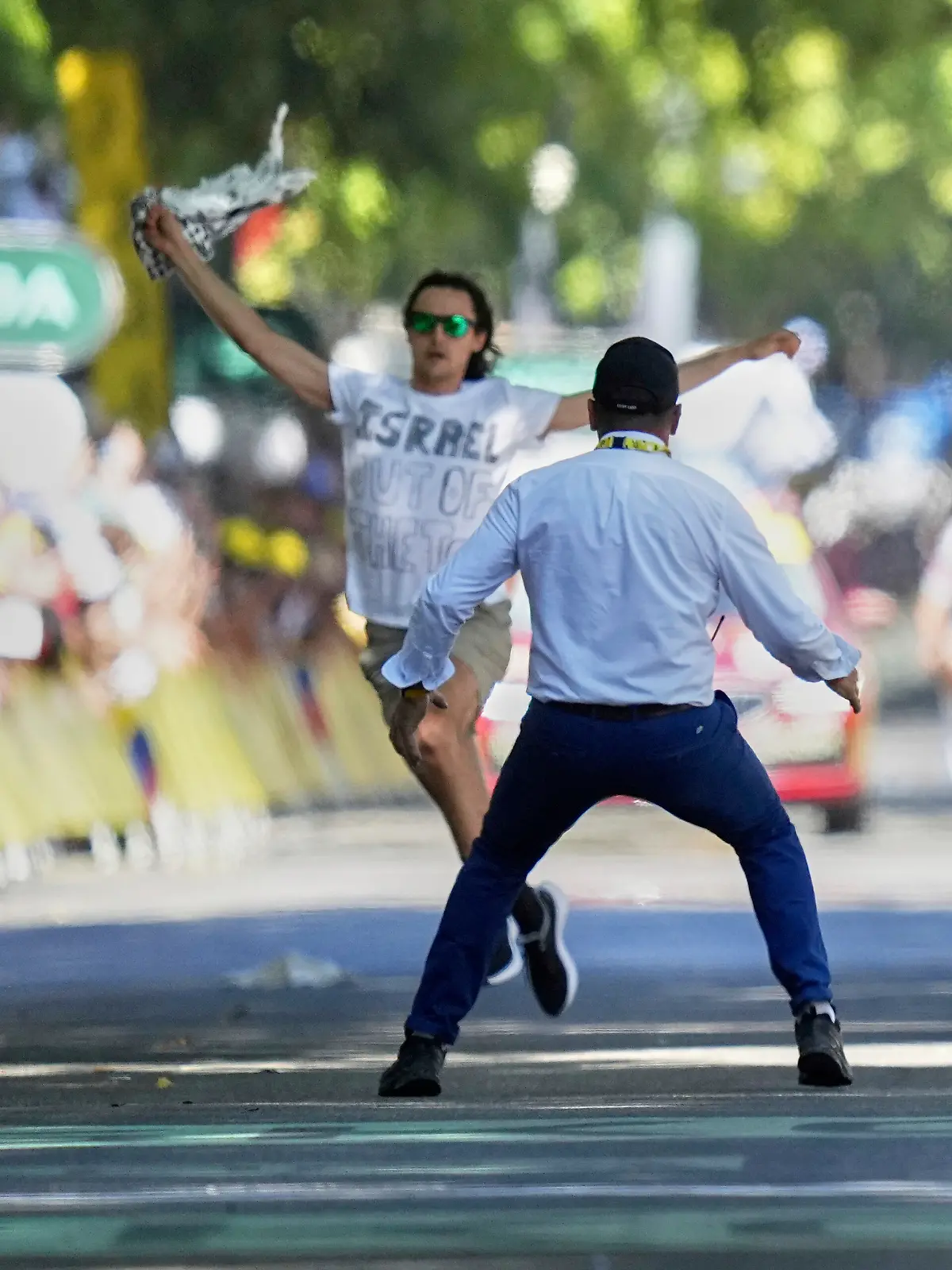 Ein Flitzer sorgte auf der 11. Etappe der Tour de France für eine unschöne Szene.