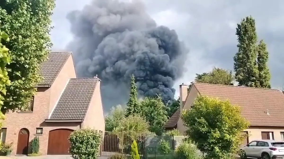 Auch aus weiter Entfernung ist die schwarze Rauchsäule des Brandes auf dem Gelände des Tomorrowland-Festivals gut sichtbar.