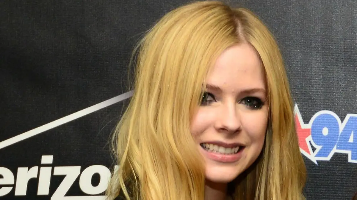 Endlich kann Sängerin Avril Lavigne wieder lächeln: Nach schweren Monaten geht es für sie bergauf