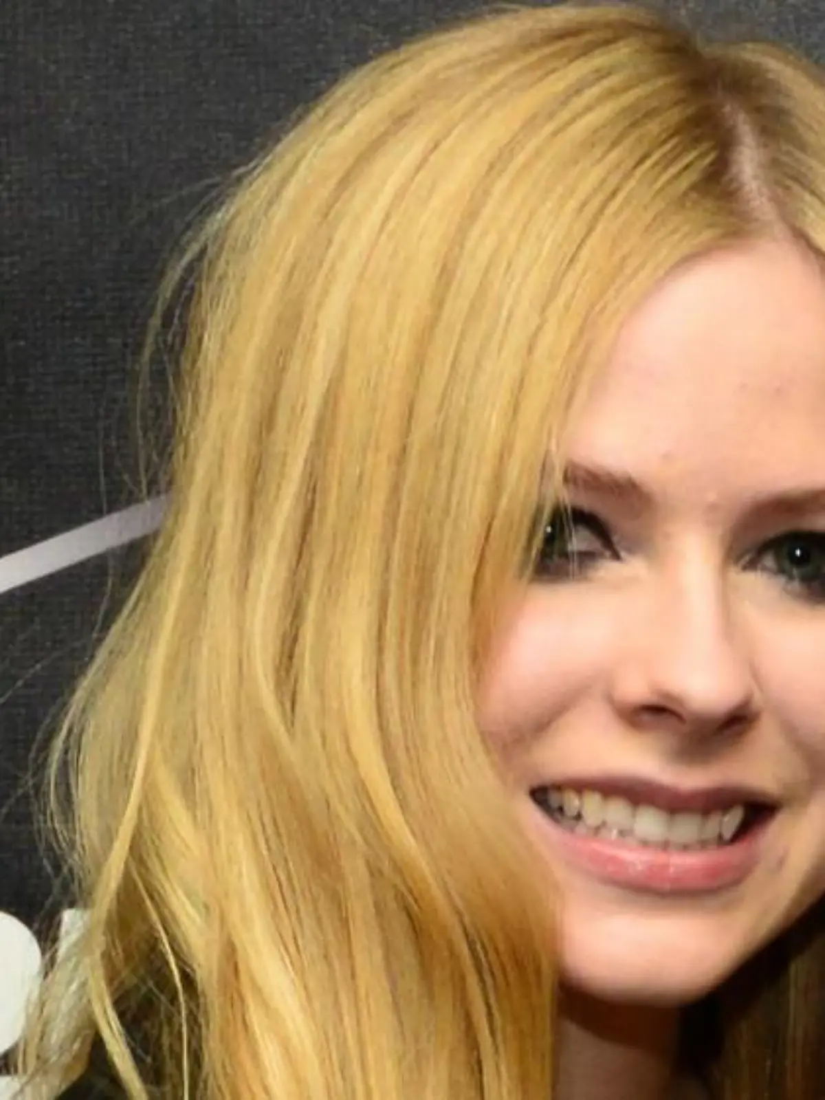 Endlich kann Sängerin Avril Lavigne wieder lächeln: Nach schweren Monaten geht es für sie bergauf