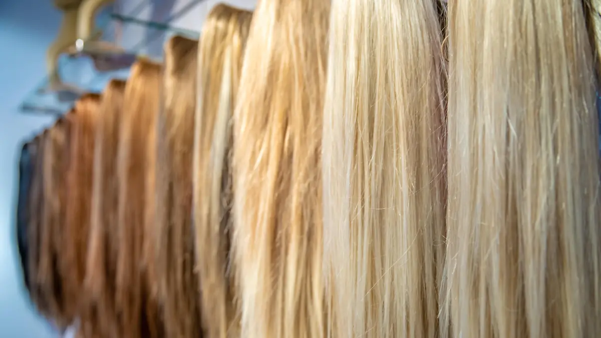 different colored and different types of wigs displayed in the shop, 31.03.2020 19:00:19, Copyright: xEdophotox Panthermedia28253666