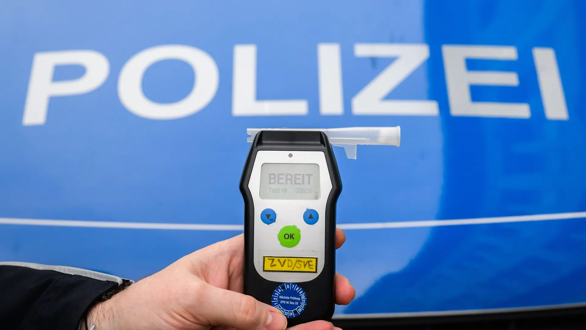 Drei Tage in Folge zeigte ein Atemalkoholtest an: Ans Steuer gehört der Lkw-Fahrer gerade nicht. (Symbolbild)