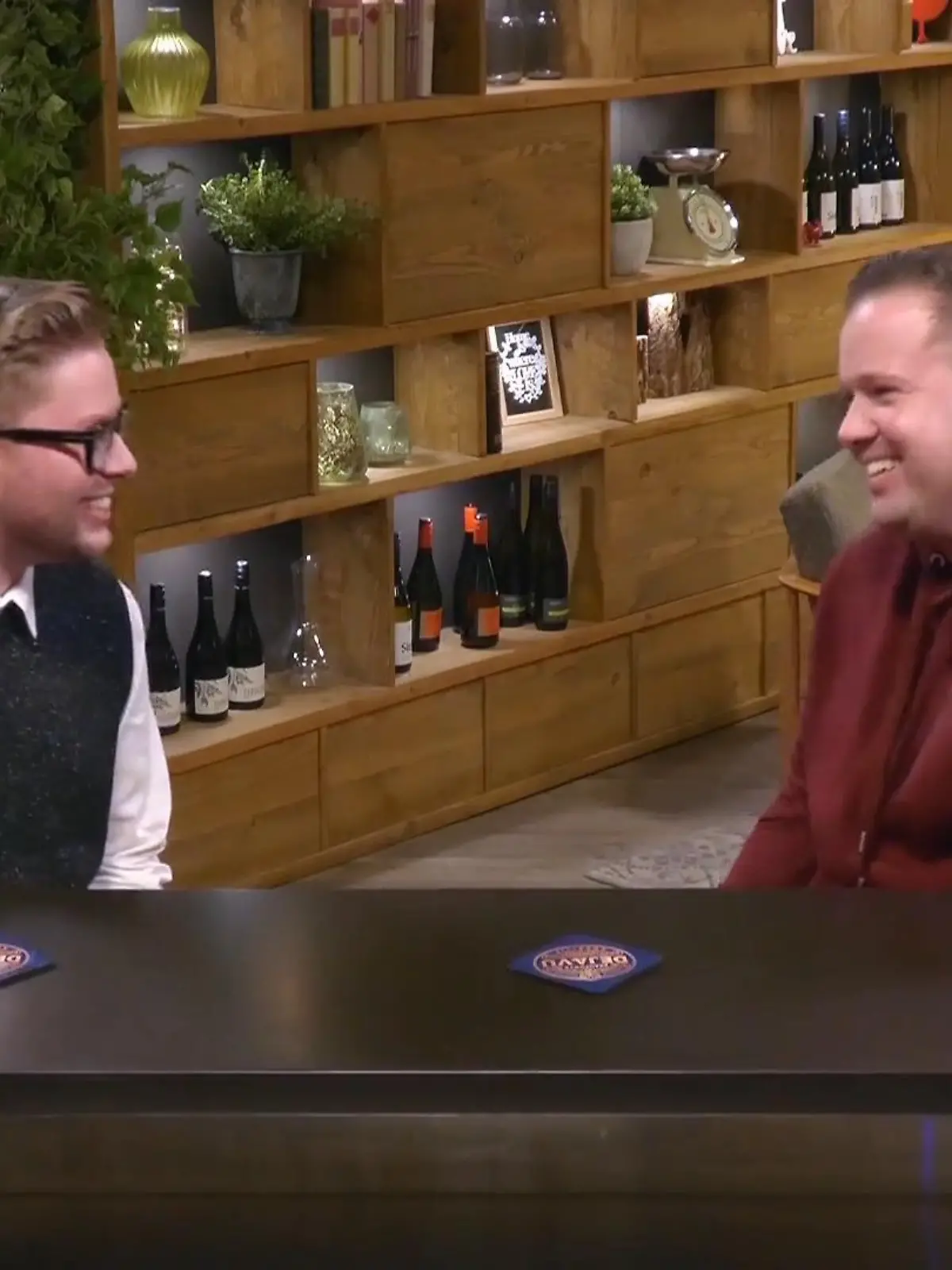 Bild zu: "Kevin ist gar nicht mehr so viel im Nachtleben unterwegs. Ob das dann mit dem fabulösen Paradiesvogel Fabian passen kann?"