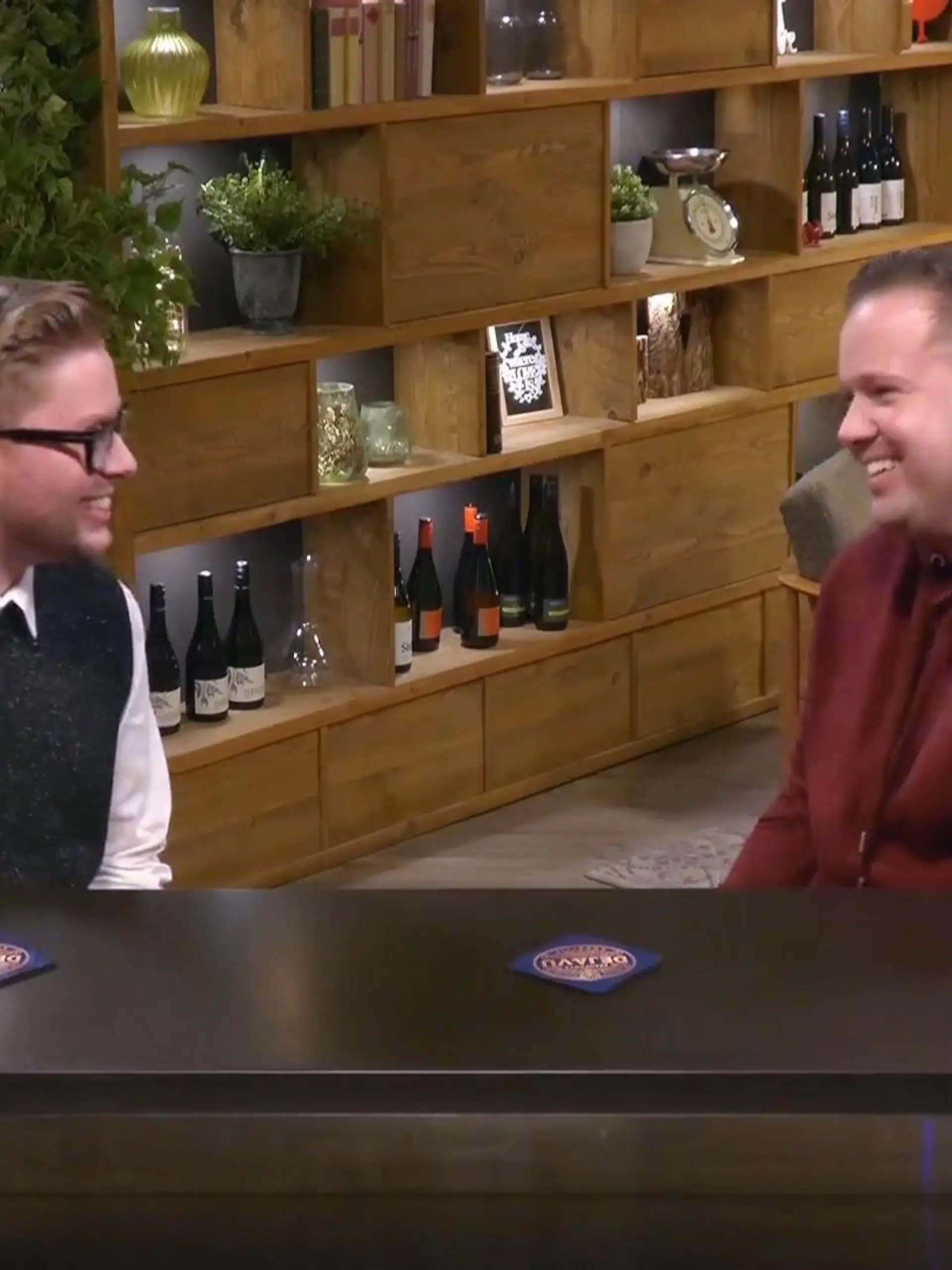 Bild zu: "Kevin ist gar nicht mehr so viel im Nachtleben unterwegs. Ob das dann mit dem fabulösen Paradiesvogel Fabian passen kann?"