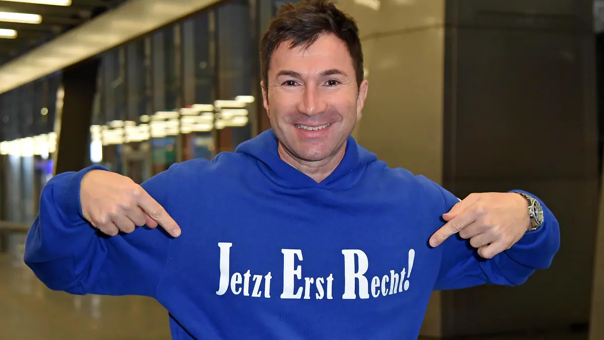 Lucas Cordalis beim Abflug der ICH BIN EIN STAR - HOLT MICH HIER RAUS Dschungelcamp-Kandidaten nach Australien am Frankfurt International Airport in Frankfurt am Main am 02.01.2023 *** Lucas Cordalis at the departure of the I AM A STAR GET ME OUT OF HERE jungle camp candidates to Australia at Frankfurt International Airport in Frankfurt am Main on 02 01 2023