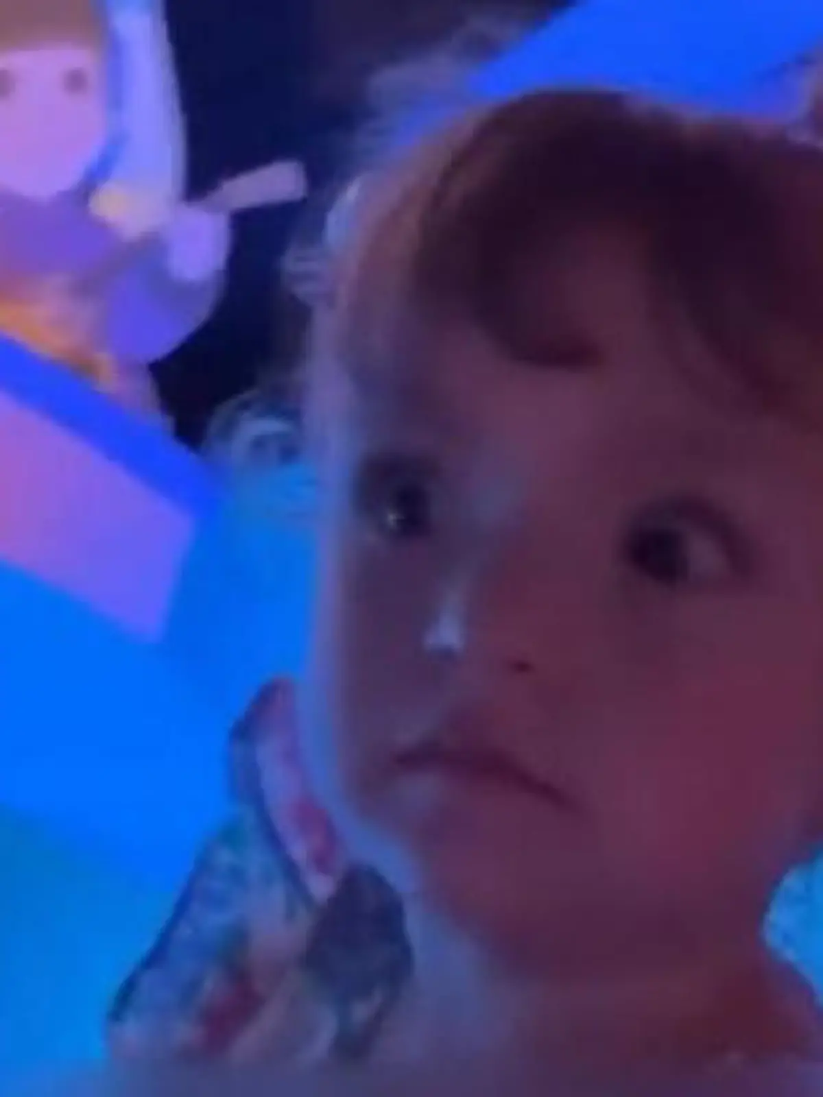 Bild zu: "Da macht sie ganz schön große Augen! Violet (3) wacht plötzlich im Disneyland auf"