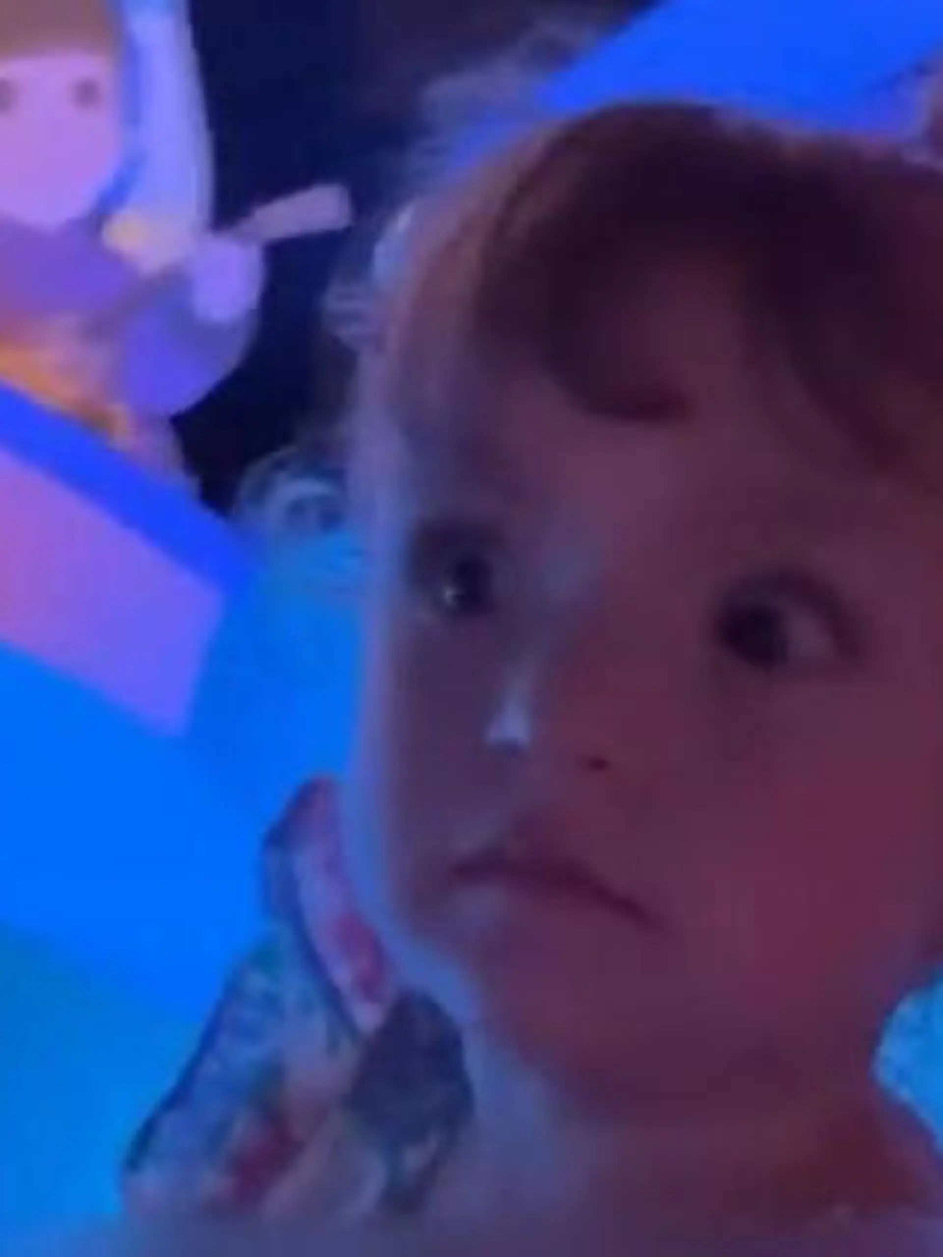 Bild zu: "Da macht sie ganz schön große Augen! Violet (3) wacht plötzlich im Disneyland auf"