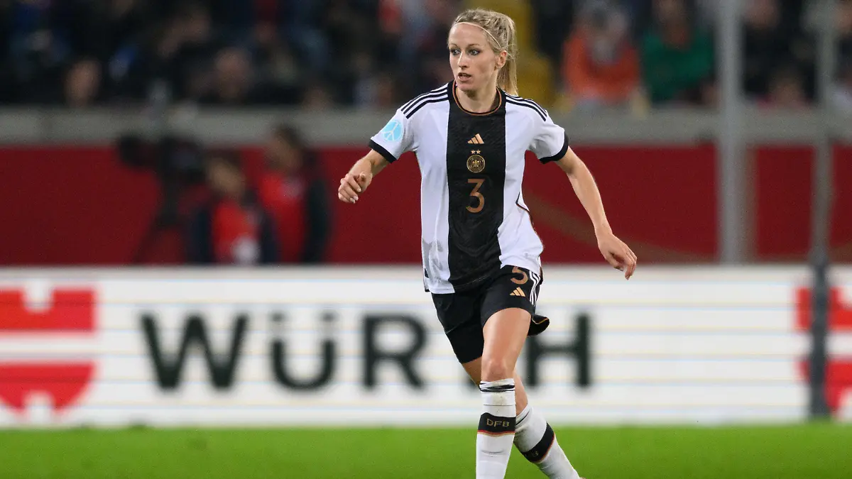 ARCHIV - 07.10.2022, Sachsen, Dresden: Fußball, Frauen: Länderspiele, Deutschland - Frankreich im Rudolf-Harbig-Stadion. Deutschlands Kathrin Hendrich spielt den Ball. Nationalspielerin Kathy Hendrich findet es «eine gute Sache», dass in Niedersachsen und Bremen Fußballerinnen in Männerteams mitspielen dürfen. (zu dpa: «Hendrich findet gemischte Fußballteams gut: «Warum nicht?»») Foto: Robert Michael/Deutsche Presse-Agentur GmbH/dpa +++ dpa-Bildfunk +++