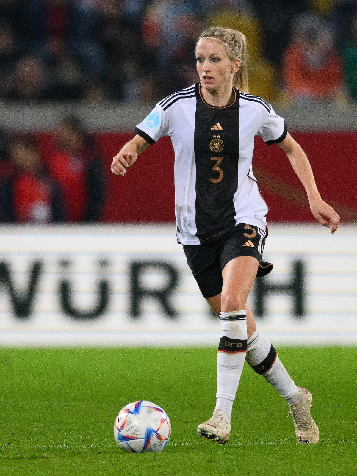 ARCHIV - 07.10.2022, Sachsen, Dresden: Fußball, Frauen: Länderspiele, Deutschland - Frankreich im Rudolf-Harbig-Stadion. Deutschlands Kathrin Hendrich spielt den Ball. Nationalspielerin Kathy Hendrich findet es «eine gute Sache», dass in Niedersachsen und Bremen Fußballerinnen in Männerteams mitspielen dürfen. (zu dpa: «Hendrich findet gemischte Fußballteams gut: «Warum nicht?»») Foto: Robert Michael/Deutsche Presse-Agentur GmbH/dpa +++ dpa-Bildfunk +++
