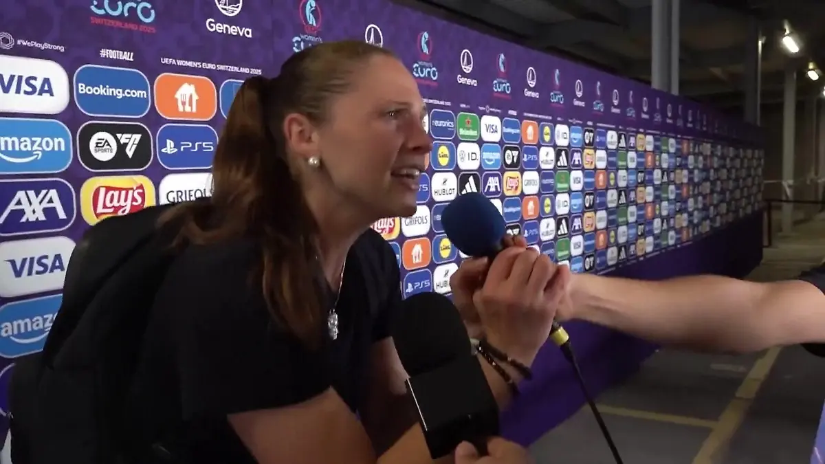 Erst siegen, dann singen! Italienische Torhüterin trällert mit Journalisten Wilde EM-Halbfinal-Party