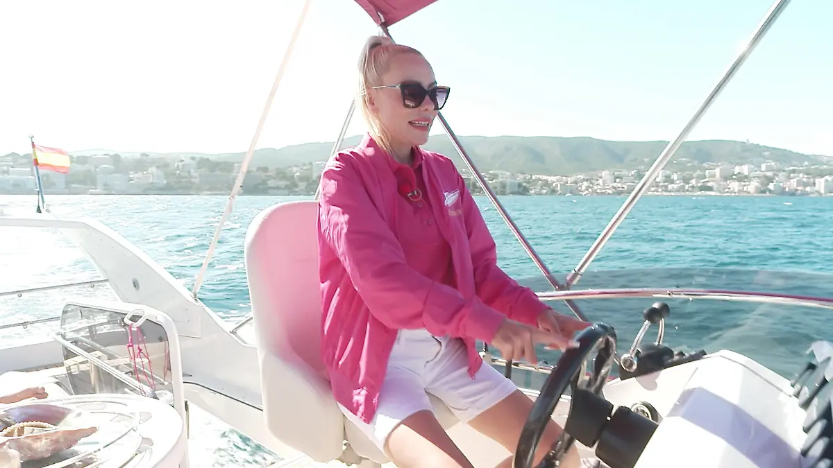 Nina Kristin auf ihrem pinken Boot. Ab 99 Euro können Urlauber für zwei Stunden für Instagram-Fotos auf dem Meer mitfahren.
