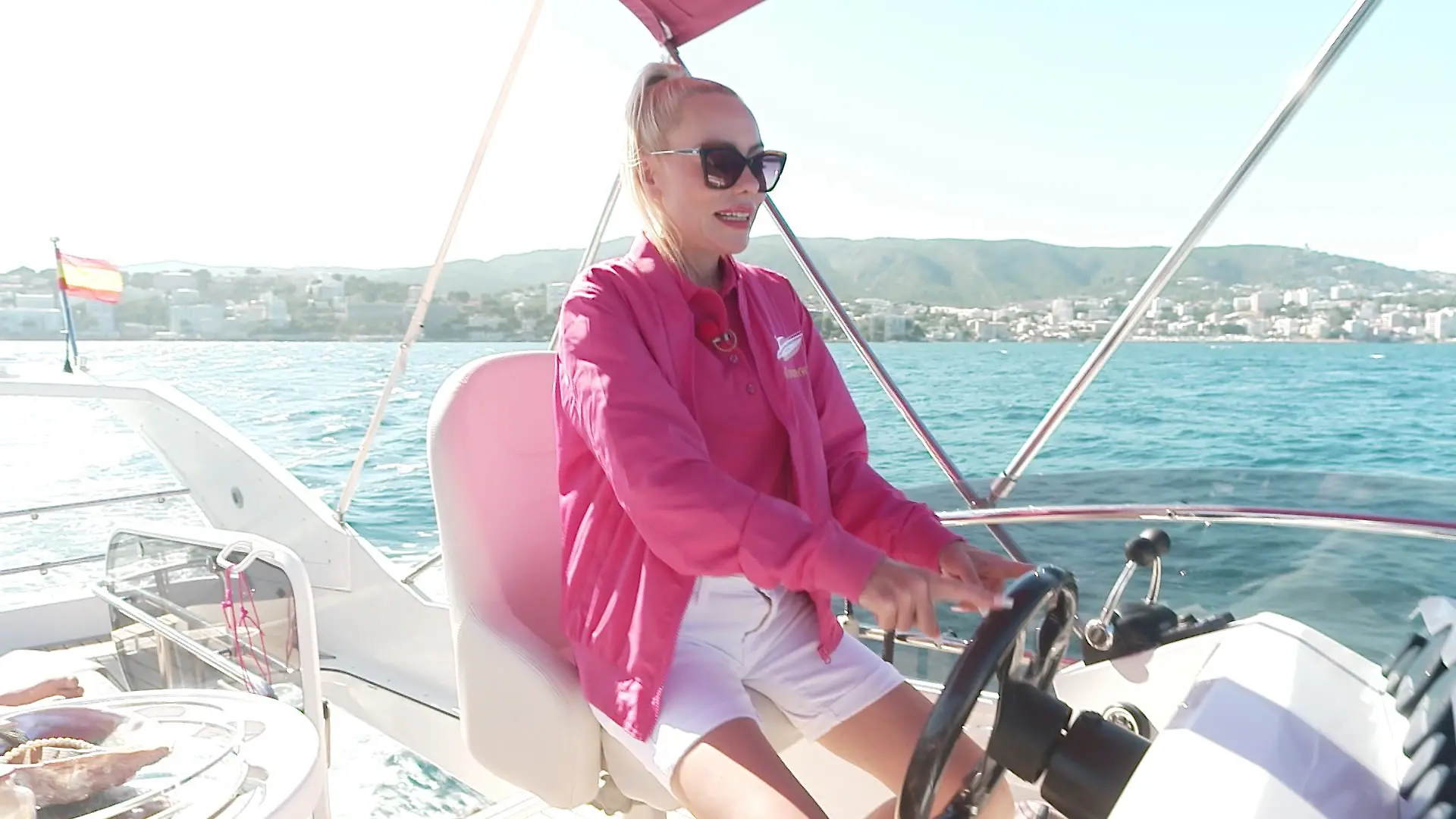Nina Kristin auf ihrem pinken Boot. Ab 99 Euro können Urlauber für zwei Stunden für Instagram-Fotos auf dem Meer mitfahren.