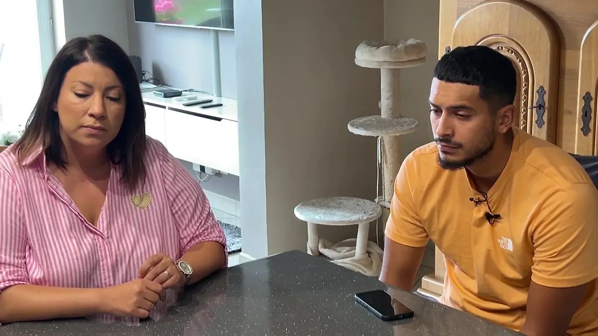 Zaynebs Papa Mohamed-Hamza und seine Cousine Karima Farhi sind am Boden zerstört.
