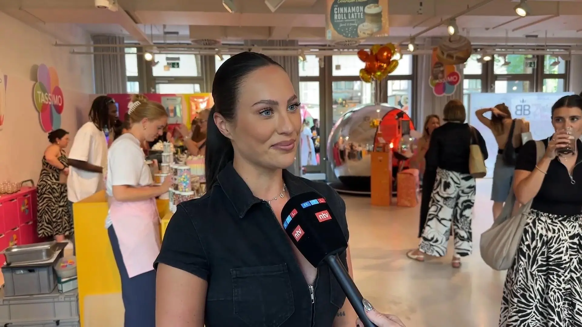 Jessica ist froh, ihren nine-to-five-Job nicht mehr zu haben.