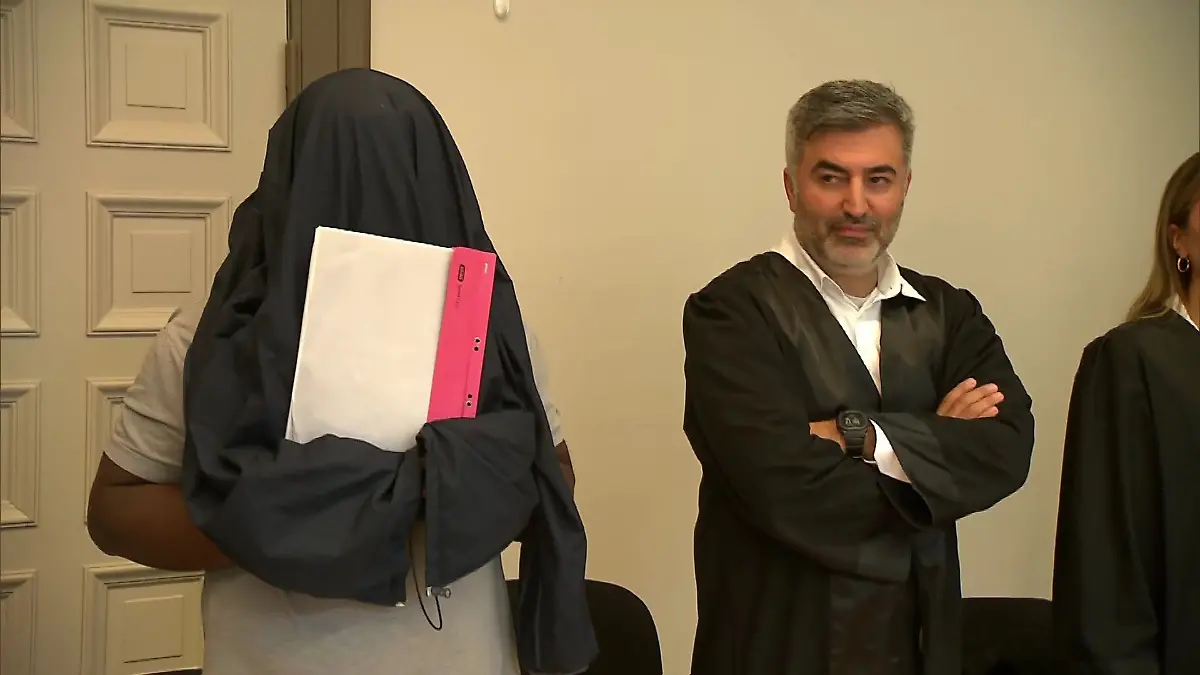 Zwischen 2017 und 2020 soll der Angeklagte als Anführer einer Sekte zu mehrere jungen Frauen dazu gedrängt haben, ihm sexuelle Wünsche zu erfüllen.