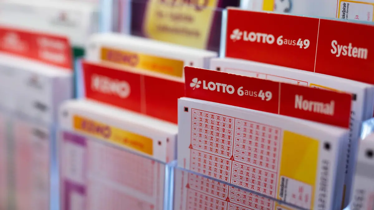05.01.2022, Baden-Württemberg, Freiburg im Breisgau: Lottoscheine stecken in einem Display in einer Lotto-Annahmestelle. Foto: Philipp von Ditfurth/dpa +++ dpa-Bildfunk +++