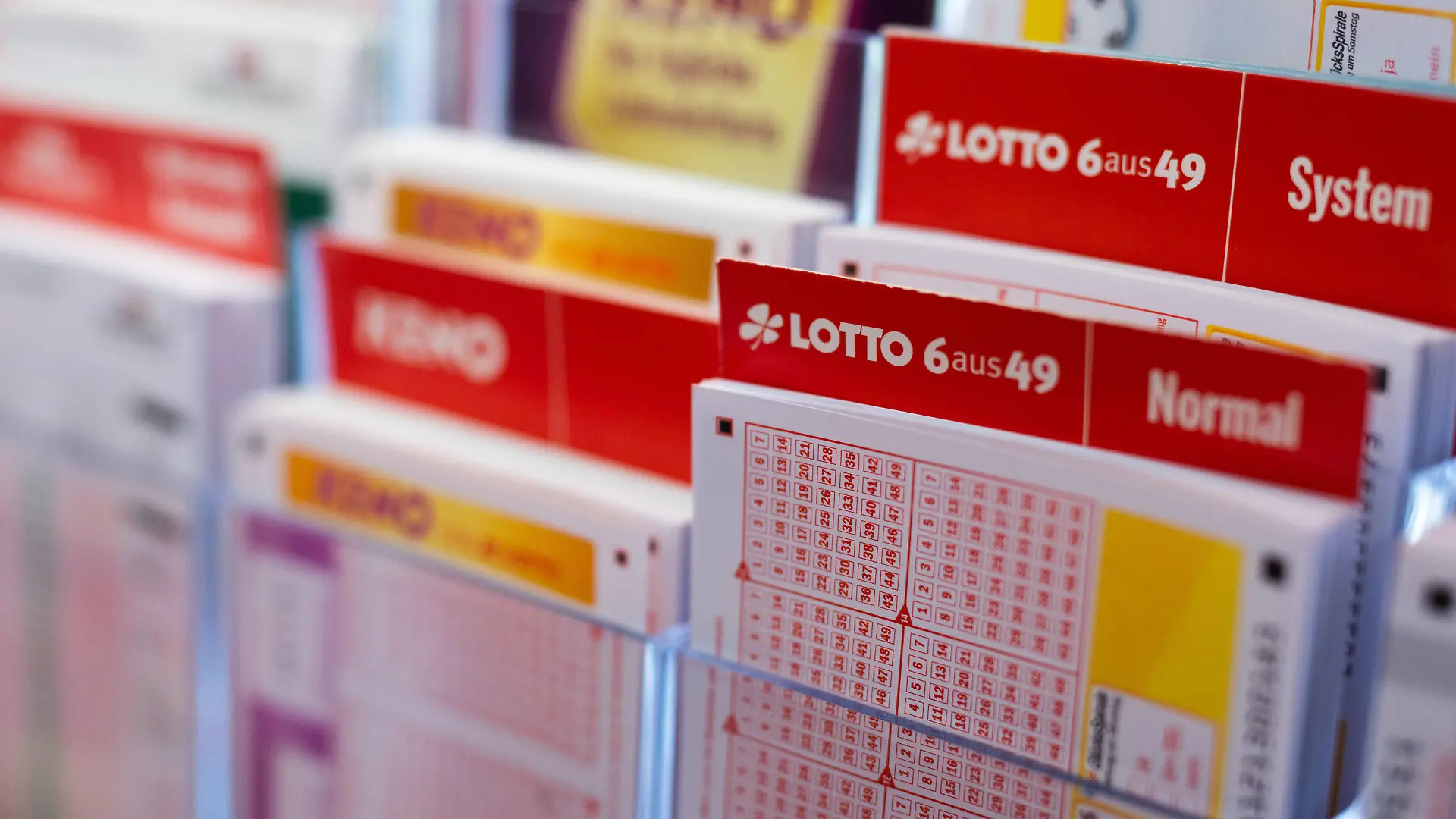 05.01.2022, Baden-Württemberg, Freiburg im Breisgau: Lottoscheine stecken in einem Display in einer Lotto-Annahmestelle. Foto: Philipp von Ditfurth/dpa +++ dpa-Bildfunk +++
