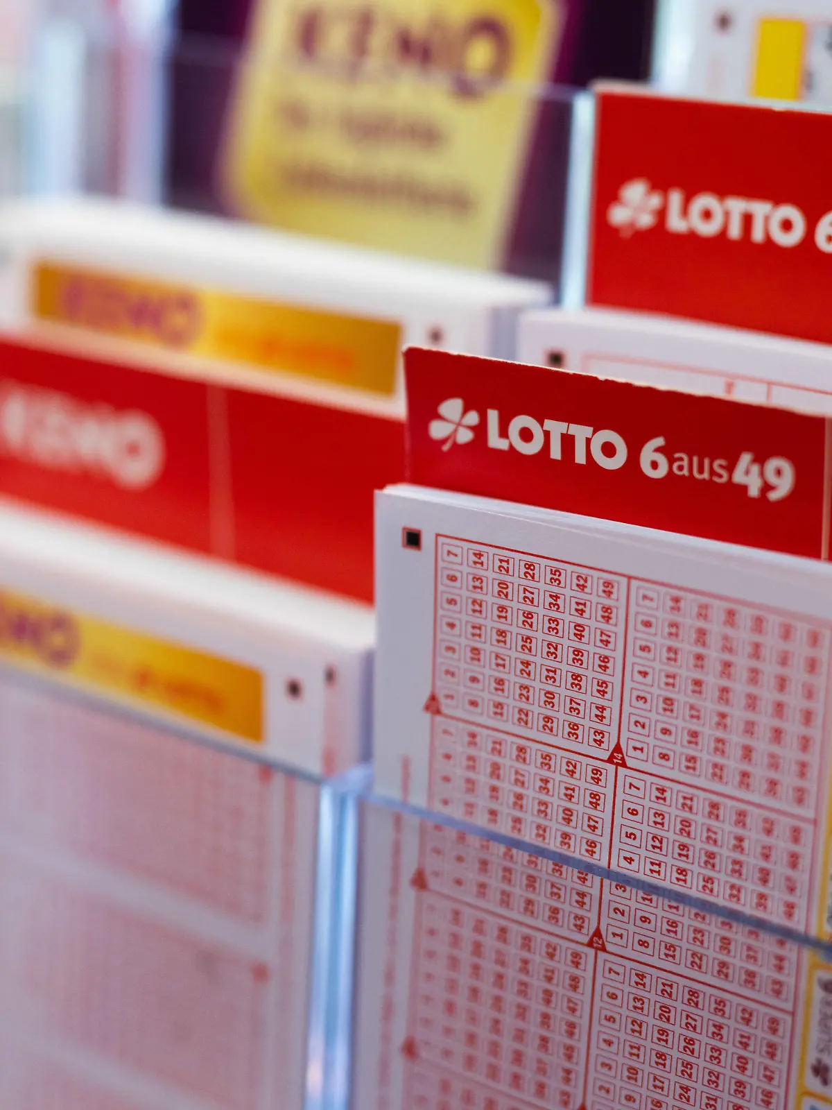 05.01.2022, Baden-Württemberg, Freiburg im Breisgau: Lottoscheine stecken in einem Display in einer Lotto-Annahmestelle. Foto: Philipp von Ditfurth/dpa +++ dpa-Bildfunk +++