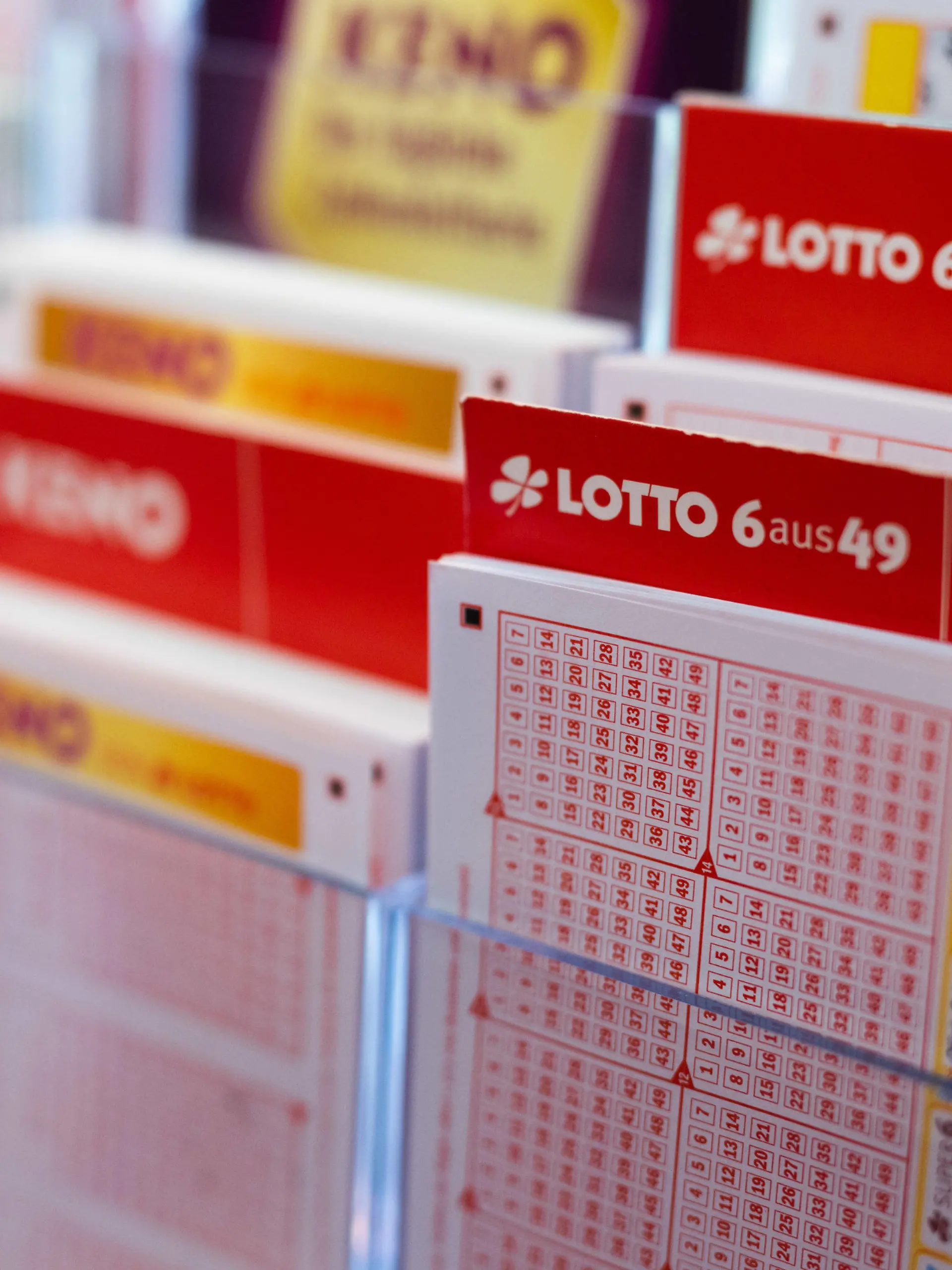 05.01.2022, Baden-Württemberg, Freiburg im Breisgau: Lottoscheine stecken in einem Display in einer Lotto-Annahmestelle. Foto: Philipp von Ditfurth/dpa +++ dpa-Bildfunk +++