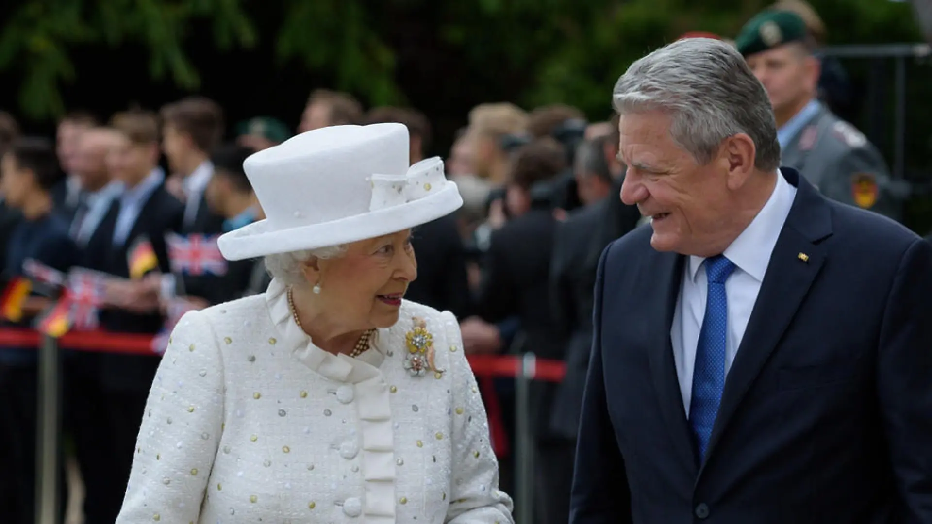 Queen Elizabeth II. unterhält sich angeregt mit Bundespräsident Joachim Gauck