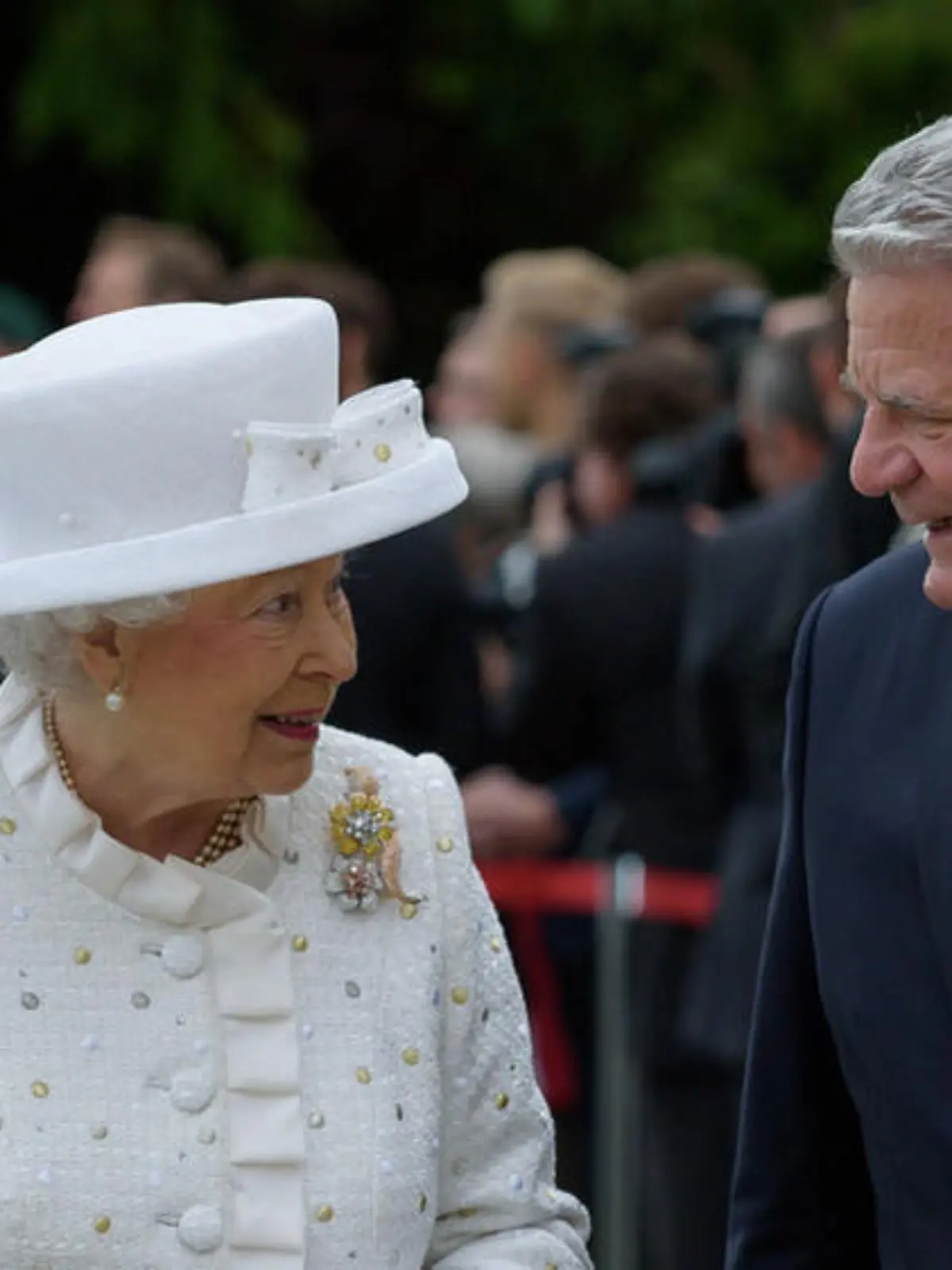Queen Elizabeth II. unterhält sich angeregt mit Bundespräsident Joachim Gauck