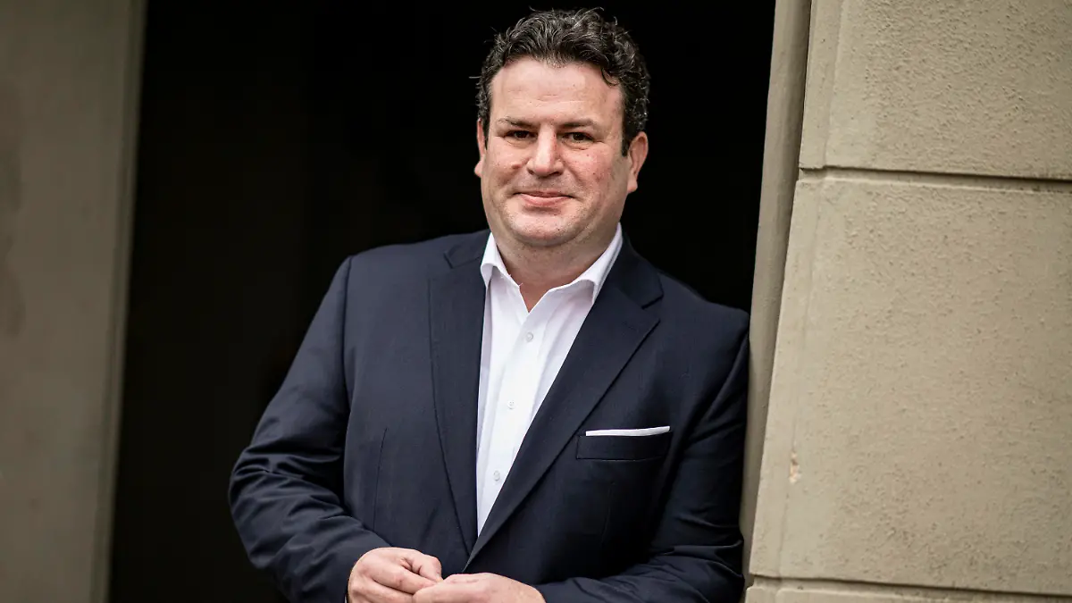 PRODUKTION - 05.01.2023, Brandenburg, Potsdam: Hubertus Heil (SPD), Bundesminister für Arbeit und Soziales, steht nach einem Interview mit der Deutsche-Pressen Agentur dpa am Nauener Tor. (zu dpa: «Heil kündigt Weiterbildungsgesetz an») Foto: Fabian Sommer/dpa +++ dpa-Bildfunk +++