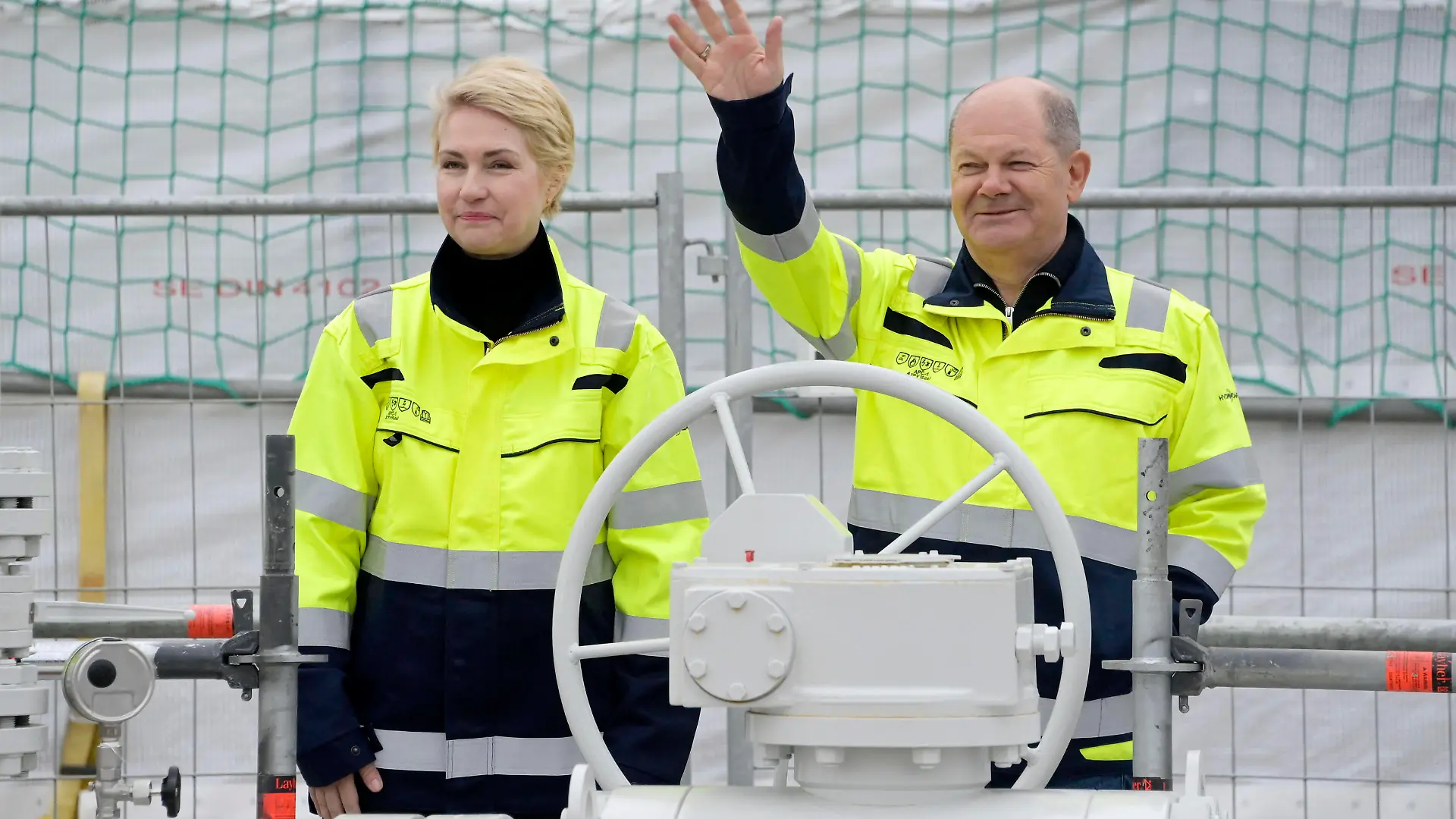 Manuela Schwesig und Olaf Scholz bei der offiziellen Inbetriebnahme des LNG-Terminals Deutsche Ostsee im Industriehafen Lubmin. Lubmin, 14.01.2023 *** Manuela Schwesig and Olaf Scholz at the official commissioning of the LNG Terminal Deutsche Ostsee in the industrial port of Lubmin Lubmin, 14 01 2023 Foto:xF.xKernx/xFuturexImage