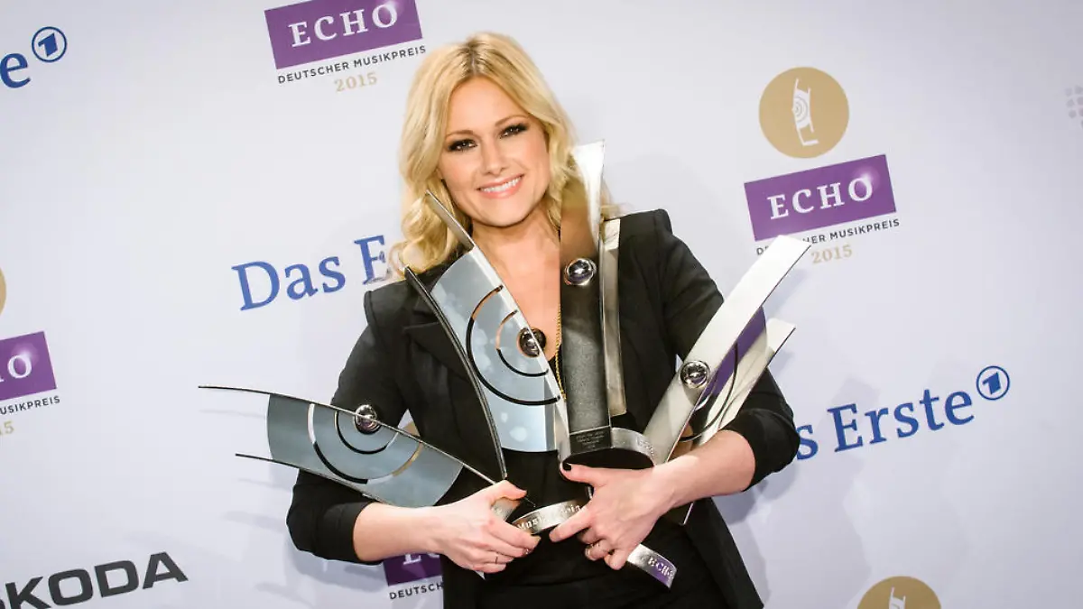 Zwei Arme voll Trophäen: Helene Fischer war auch beim Echo 2015 die große Gewinnerin