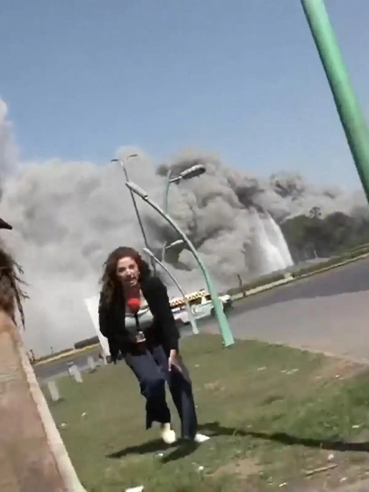 Bild zu: "Explosion in Live-Sendung! Reporterin flieht vor Bomben-Hagel"