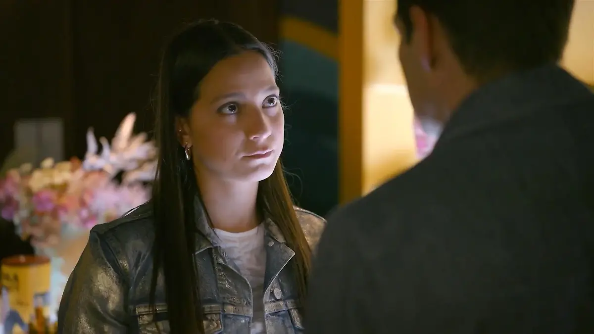 AWZ-Folge vom 31.07.25 auf RTL+: Charlie teilt Deniz ihre Sorge wegen Milan  mit