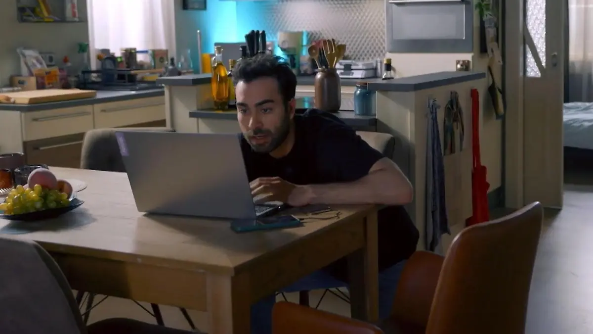 Baris ahnt nicht, wer sich sein Liebes-Video anschaut „Unter uns“-Folge vom 31.07.25 auf RTL+
