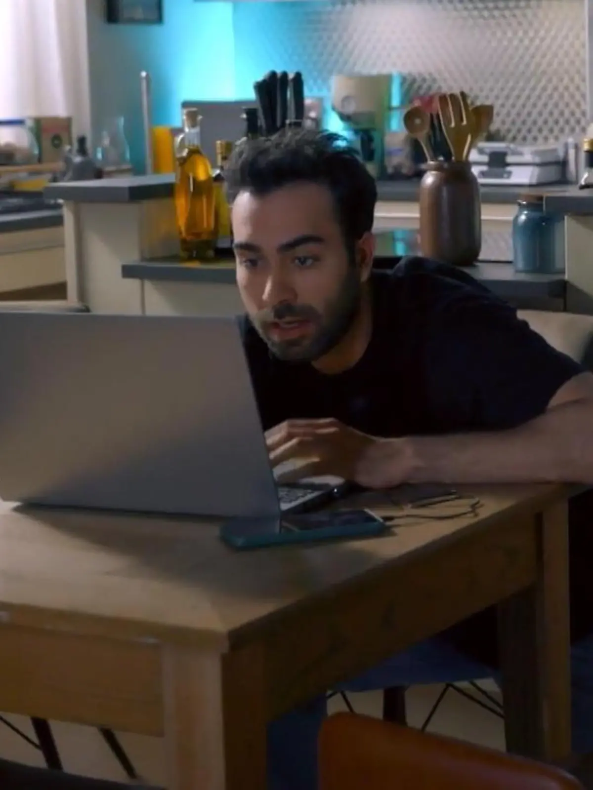 Unter uns: Baris ahnt nicht, wer sich sein Liebes-Video anschaut