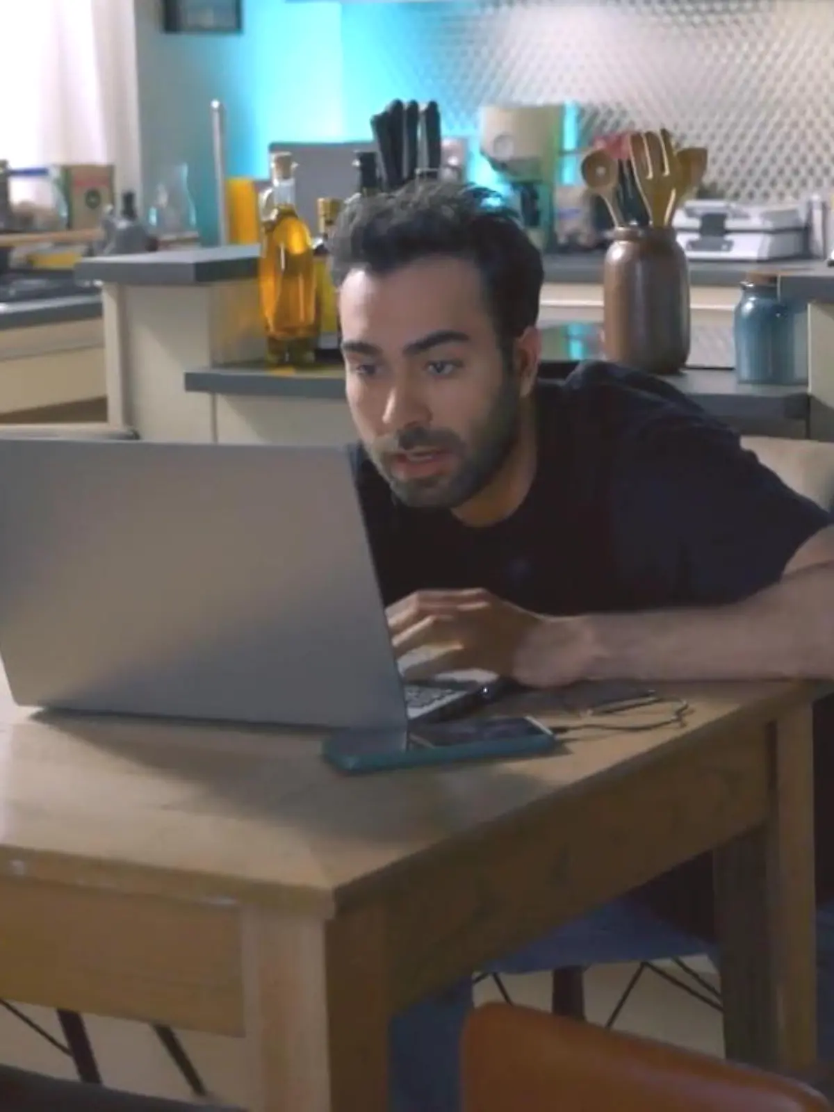 Unter uns: Baris ahnt nicht, wer sich sein Liebes-Video anschaut