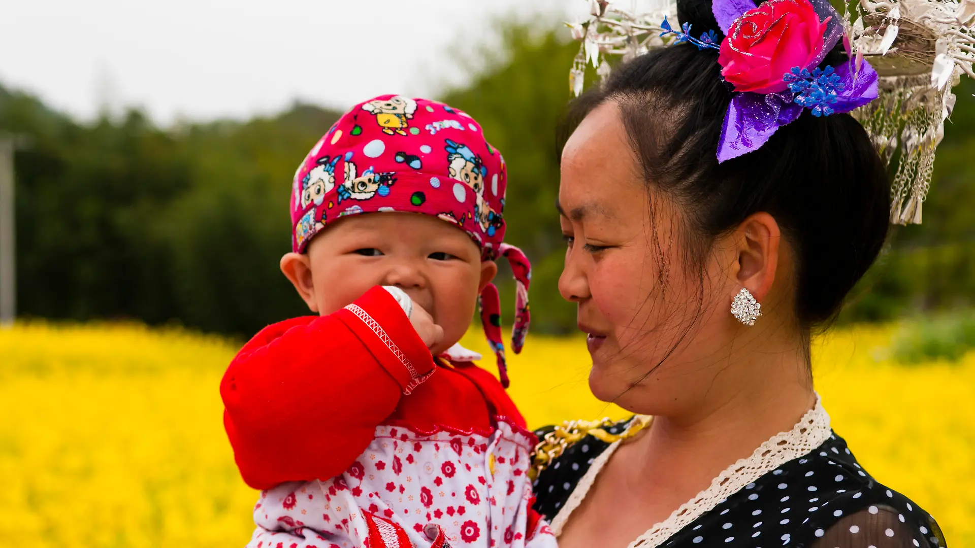 Shidong, Miao Frauen auf dem Weg zum Schwesternmahl