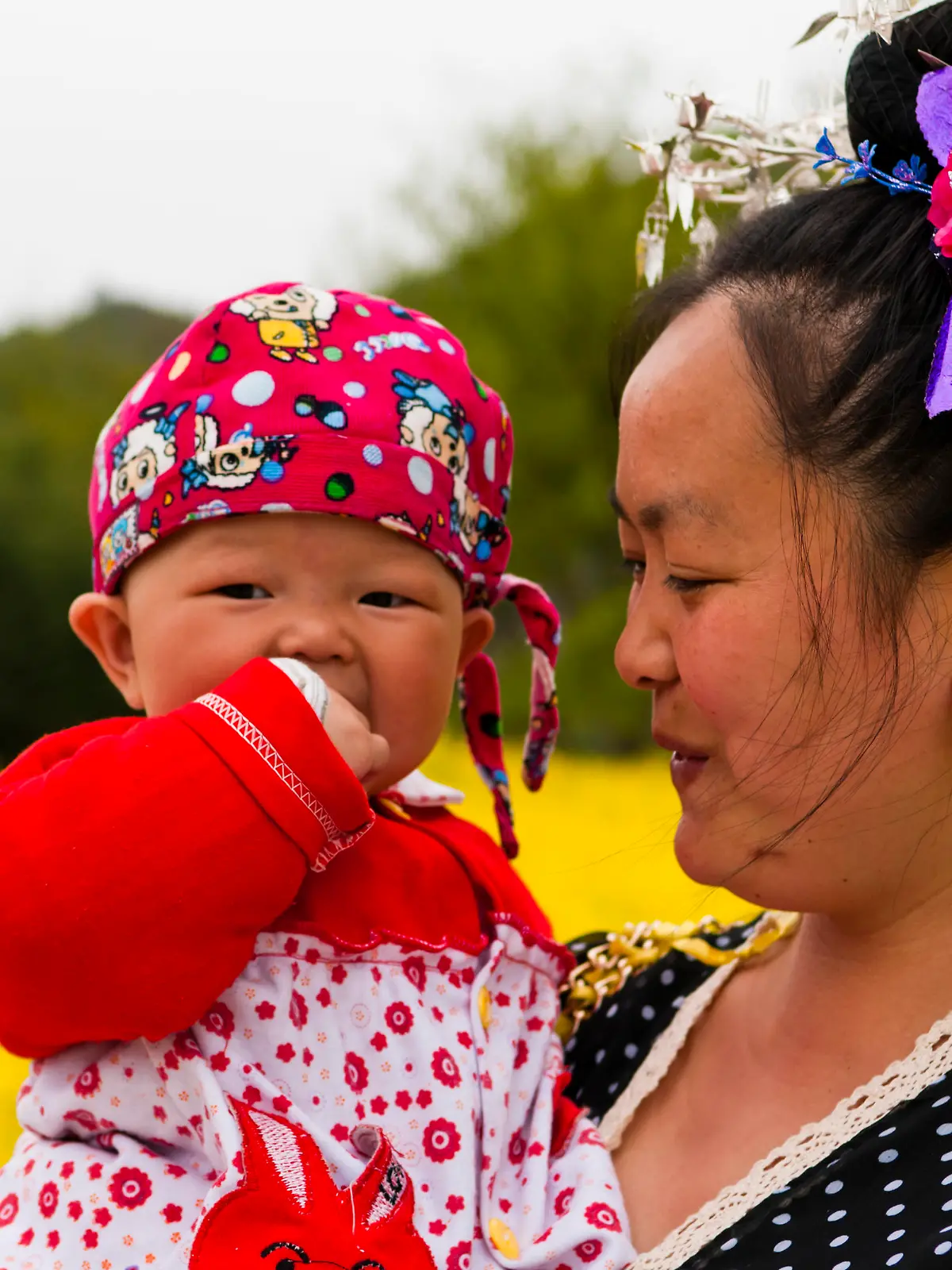 Shidong, Miao Frauen auf dem Weg zum Schwesternmahl