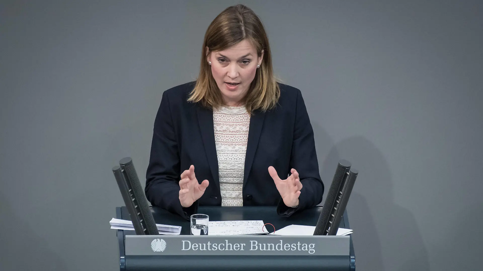 Berlin, Plenarsitzung im Bundestag Deutschland, Berlin - 20.12.2019: Im Bild ist Siemtje Möller spd während der Sitzung des deutschen Bundestags zu sehen. Berlin Bundestag Berlin Deutschland *** Berlin, Plenary Session in the Bundestag Germany, Berlin 20 12 2019 The picture shows Siemtje Möller spd during the session of the German Bundestag Berlin Bundestag Berlin Germany
