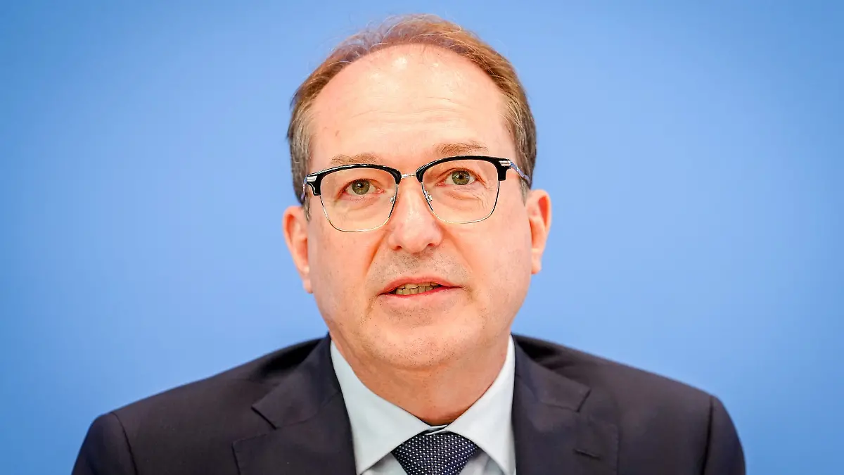 Der Abschiebeflug nach Afghanistan hob am Tag des Migrationsgipfels von Innenminister Dobrindt (CSU) ab. (Archivbild)