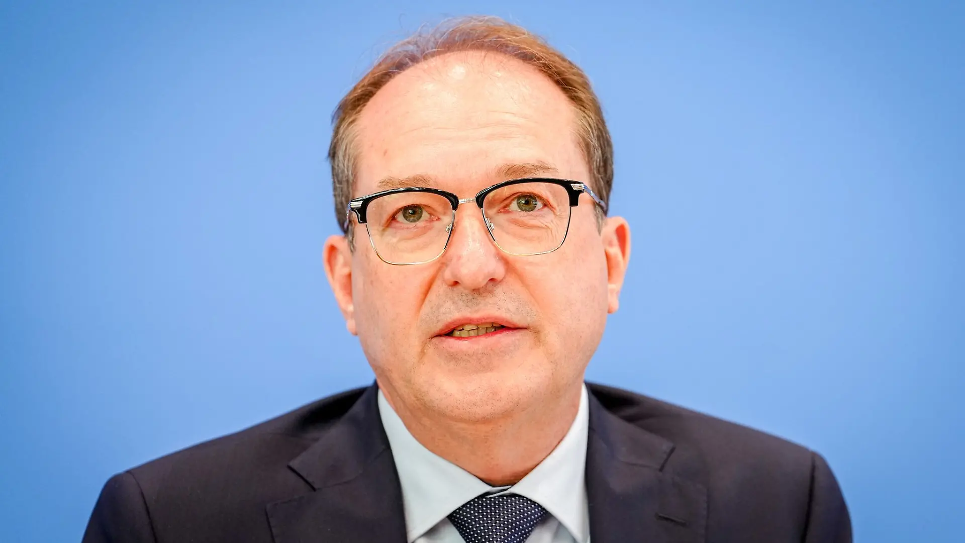 Der Abschiebeflug nach Afghanistan hob am Tag des Migrationsgipfels von Innenminister Dobrindt (CSU) ab. (Archivbild)