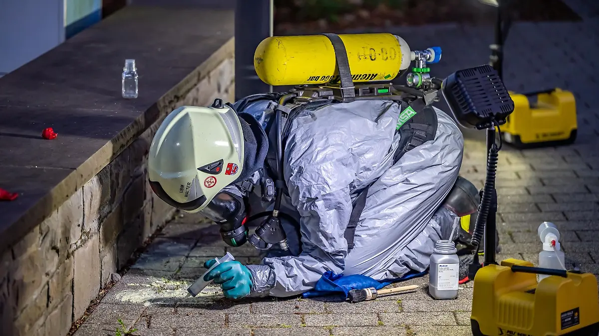 Auf einer Mauer hat die Feuerwehr in Nümbrecht giftiges Quecksilber gefunden.