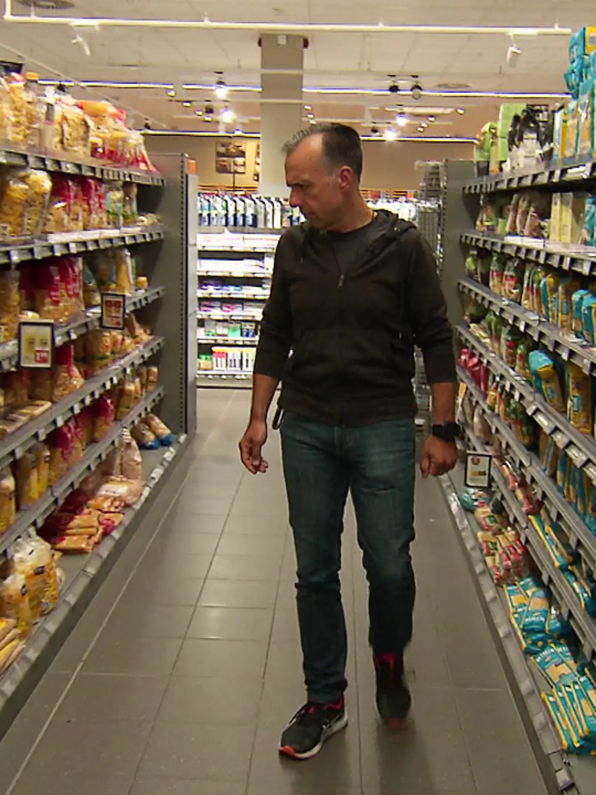 Tobias hortet Lebensmittel für den Fall der Fälle. 