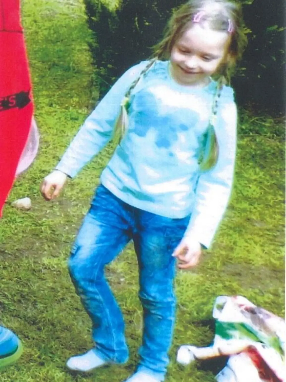 HANDOUT - ARCHIV - Das von der Polizeidirektion Sachsen-Anhalt Nord am 05.05.2015 veröffentlichte Foto zeigt die seit dem 02.05.2015 vermisste fünfjährige Inga. dpa (zu dpa «Spezialhunde suchen in der Börde nach vermisster Inga» vom 19.06.2015) ACHTUNG: Nur zur redaktionellen Verwendung im Zusammenhang mit der aktuellen Berichterstattung während der öffentlichen Fahndung und mit vollständiger Nennung der Quelle: «Foto: Polizeidirektion Sachsen-Anhalt Nord/dpa» +++(c) dpa - Bildfunk+++
