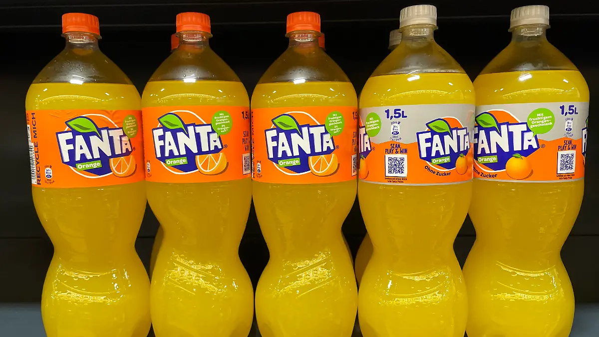 Flaschen mit Fanta und Fanta zero im Supermarktregal