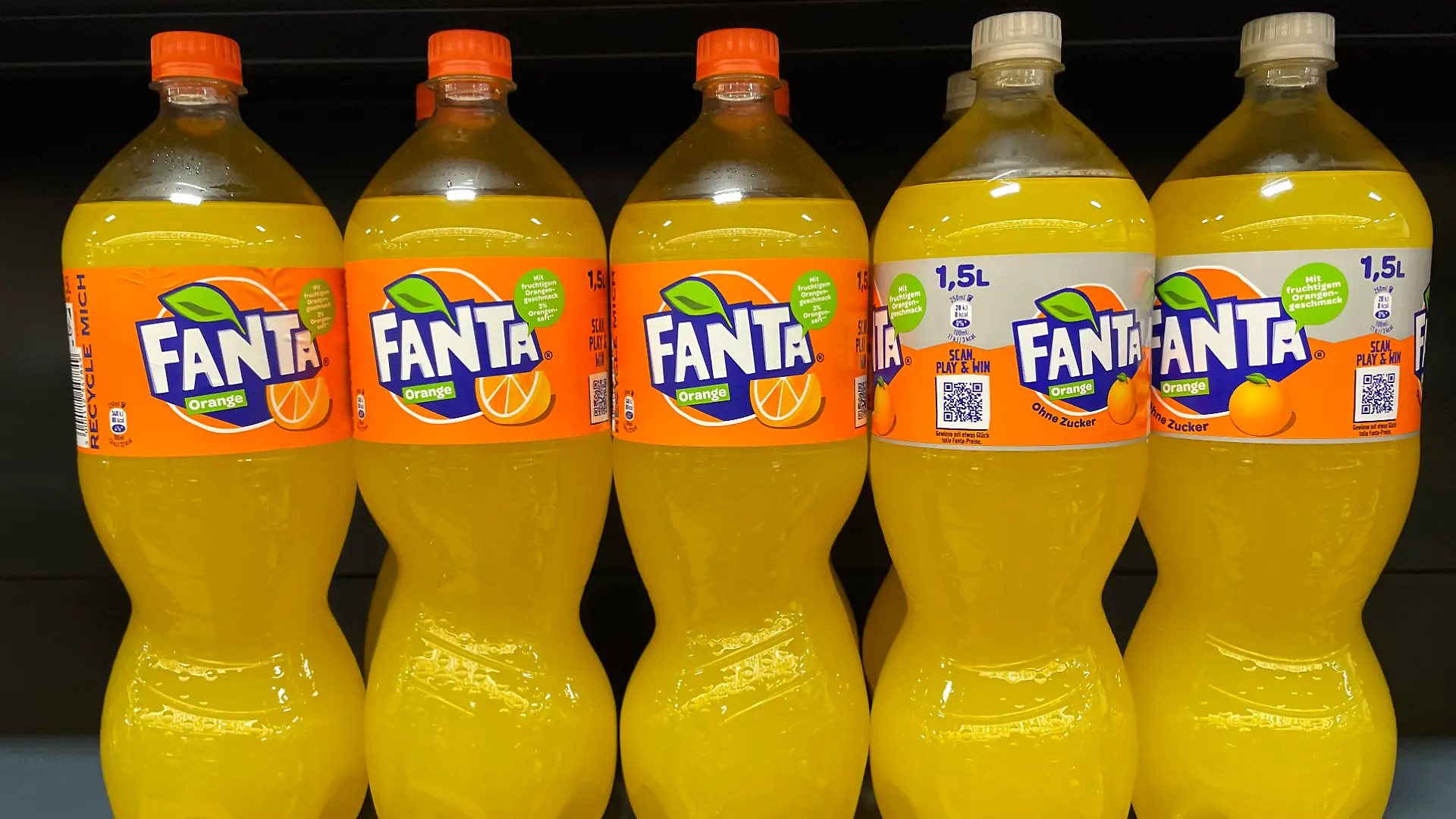 Flaschen mit Fanta und Fanta zero im Supermarktregal