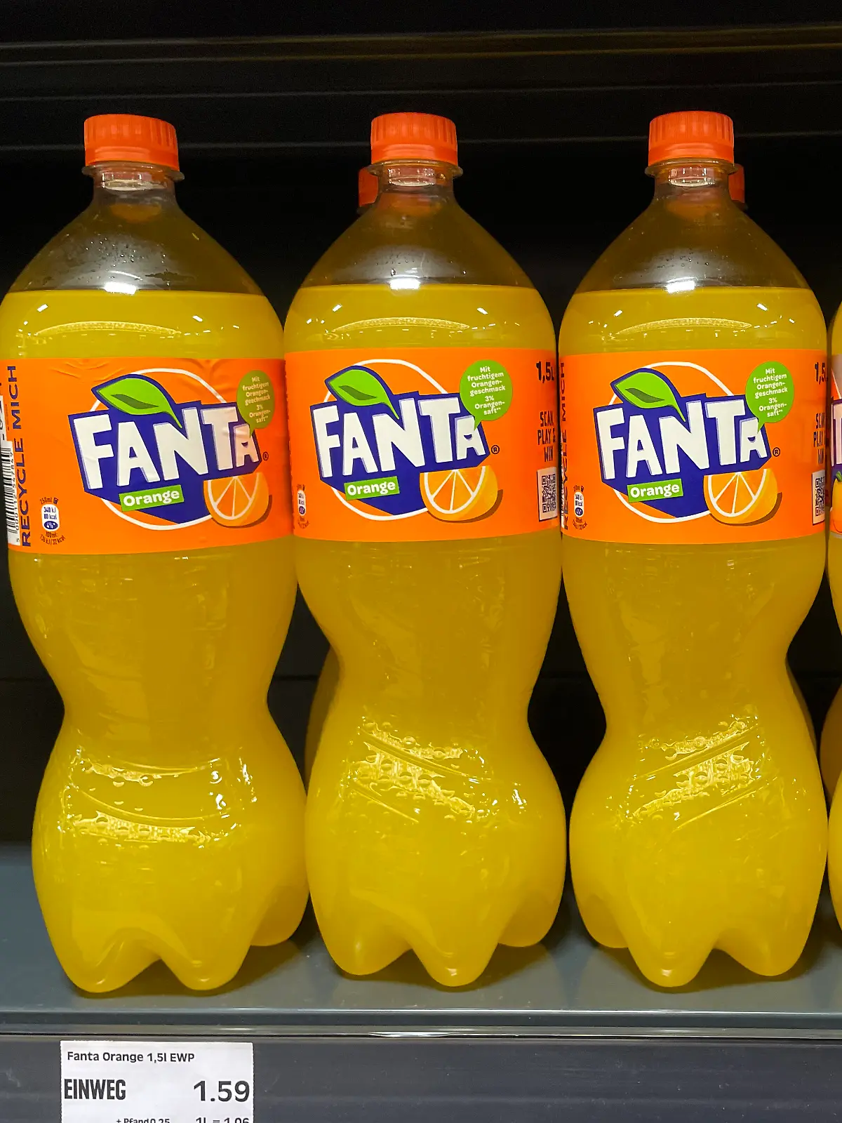 Flaschen mit Fanta und Fanta zero im Supermarktregal