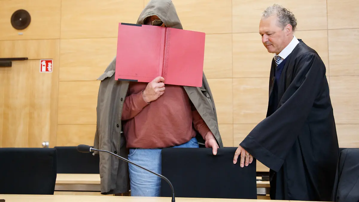09.08.2023, Nordrhein-Westfalen, Bielefeld: Georg Schulze (r), der Verteidiger des Angeklagten, steht neben seinem Mandanten. Damit beginnt ein Prozess um Totschlag unter Nachbarn. Die Staatsanwaltschaft wirft einem 61-Jährigen aus Gütersloh vor, seinen Nachbarn nach jahrelangen Streitigkeiten am 9. Februar 2023 getötet zu haben. Der Angeklagte soll zuerst die Haustür seines Nachbarn mit einer Spaltaxt beschädigt und dann geöffnet haben. Es folgte ein Streit mit Worten und eine körperliche Auseinandersetzung. Dabei verletzte der Angreifer den Bewohner mit einem mitgebrachten Messer. 15 Mal traf er den 59-Jährigen, der an den Schnittverletzungen später im Krankenhaus starb. Foto: Friso Gentsch/dpa +++ dpa-Bildfunk +++