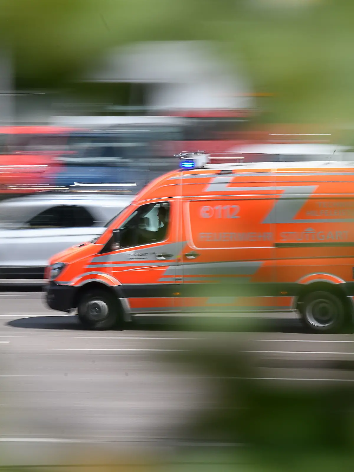 Ein Rettungswagen fährt zu einem Einsatz