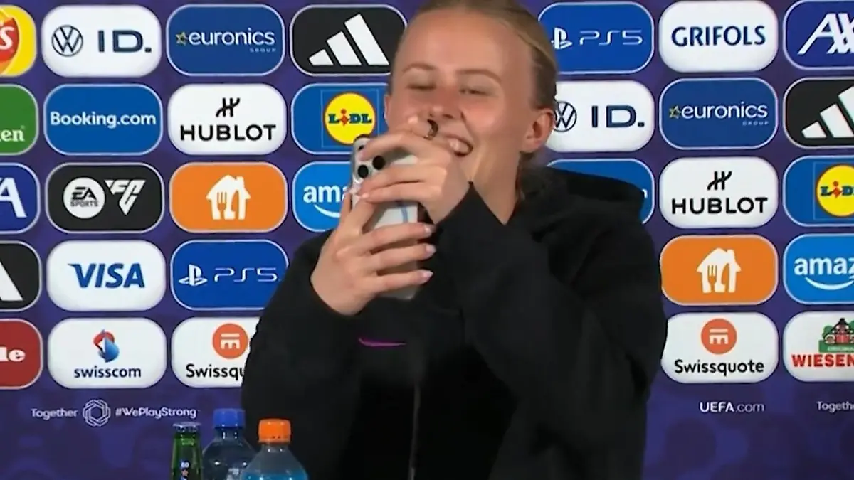 SIE crashen Pressekonferenz! Telefonat der Elfer-Heldin sorgt für Lacher Upsi, da klingelt das Handy...