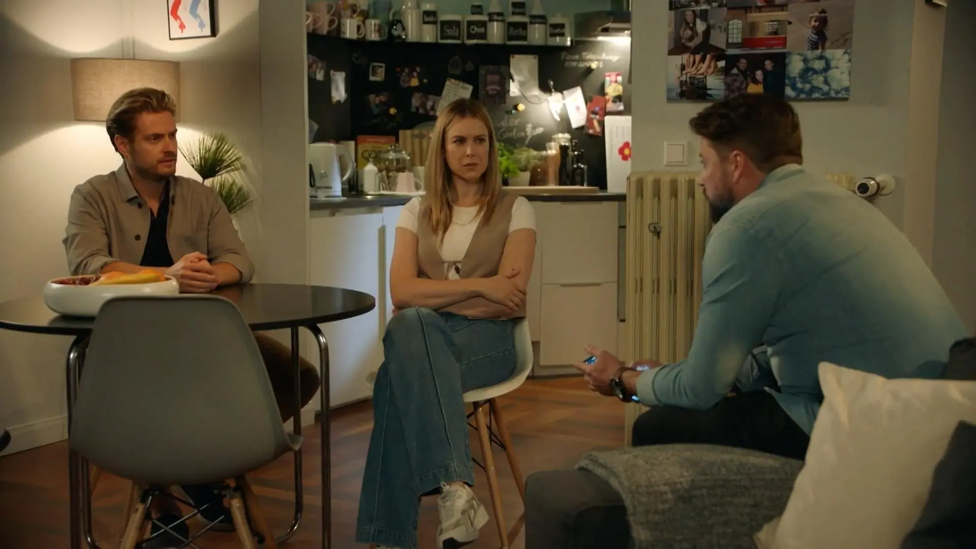 John bespricht sich mit Philip und Jessica. Will er Laura noch mal sehen?