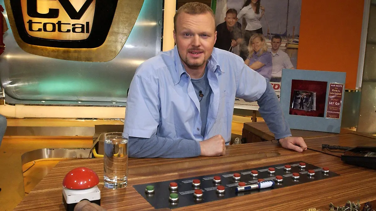 ARCHIV - Moderator Stefan Raab am 17.09.2002 im Studio seiner TV-Show "TV Total" in Köln. Er ist einer der größten Stars des deutschen Privatfernsehens, Erfinder zahlreicher Formate und generationsübergreifend beliebt: Stefan Raab. Zum Jahresende soll schlagartig Schluss sein mit «TV Total», «Schlag den Raab», «Wok WM» und Co. Foto: Jörg Carstensen/dpa (zu dpa "Ende einer Ära: Stefan Raab kündigt Abschied vom Fernsehen an" vom 18.06.2015) +++(c) dpa - Bildfunk+++