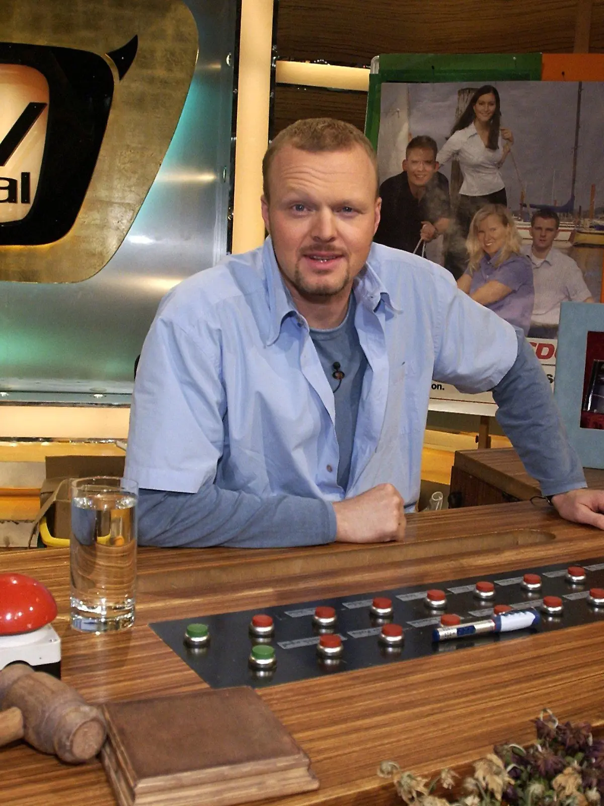 ARCHIV - Moderator Stefan Raab am 17.09.2002 im Studio seiner TV-Show "TV Total" in Köln. Er ist einer der größten Stars des deutschen Privatfernsehens, Erfinder zahlreicher Formate und generationsübergreifend beliebt: Stefan Raab. Zum Jahresende soll schlagartig Schluss sein mit «TV Total», «Schlag den Raab», «Wok WM» und Co. Foto: Jörg Carstensen/dpa (zu dpa "Ende einer Ära: Stefan Raab kündigt Abschied vom Fernsehen an" vom 18.06.2015) +++(c) dpa - Bildfunk+++